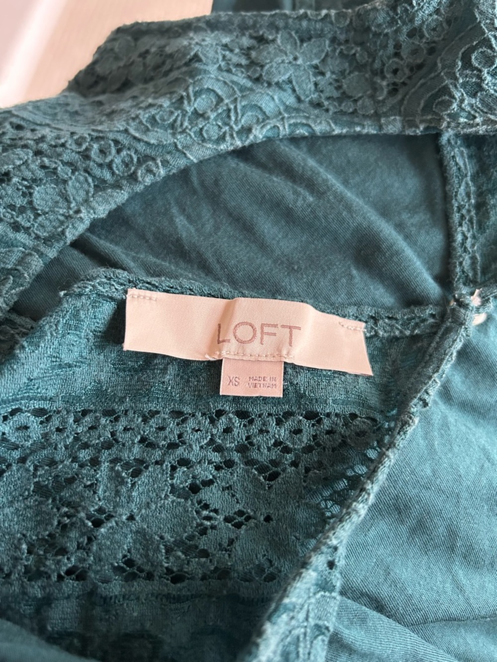 Loft Teal Sleeveless Top, Lace Front, Solid Back W/Keyhole. Size XS. - Picture 4 of 5